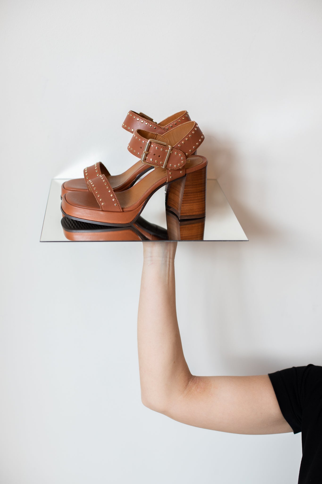 Sandalo con tacco borchie