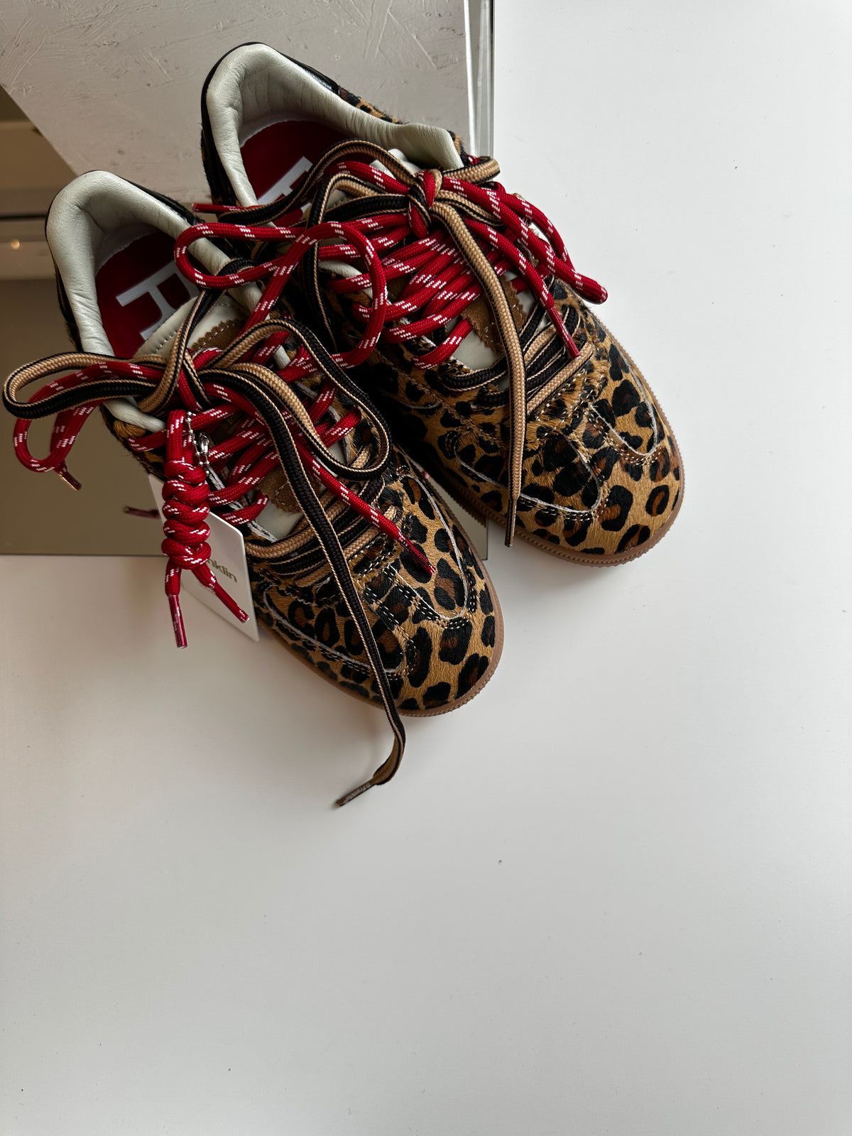 Sneakers rebel Leo D.Franklin