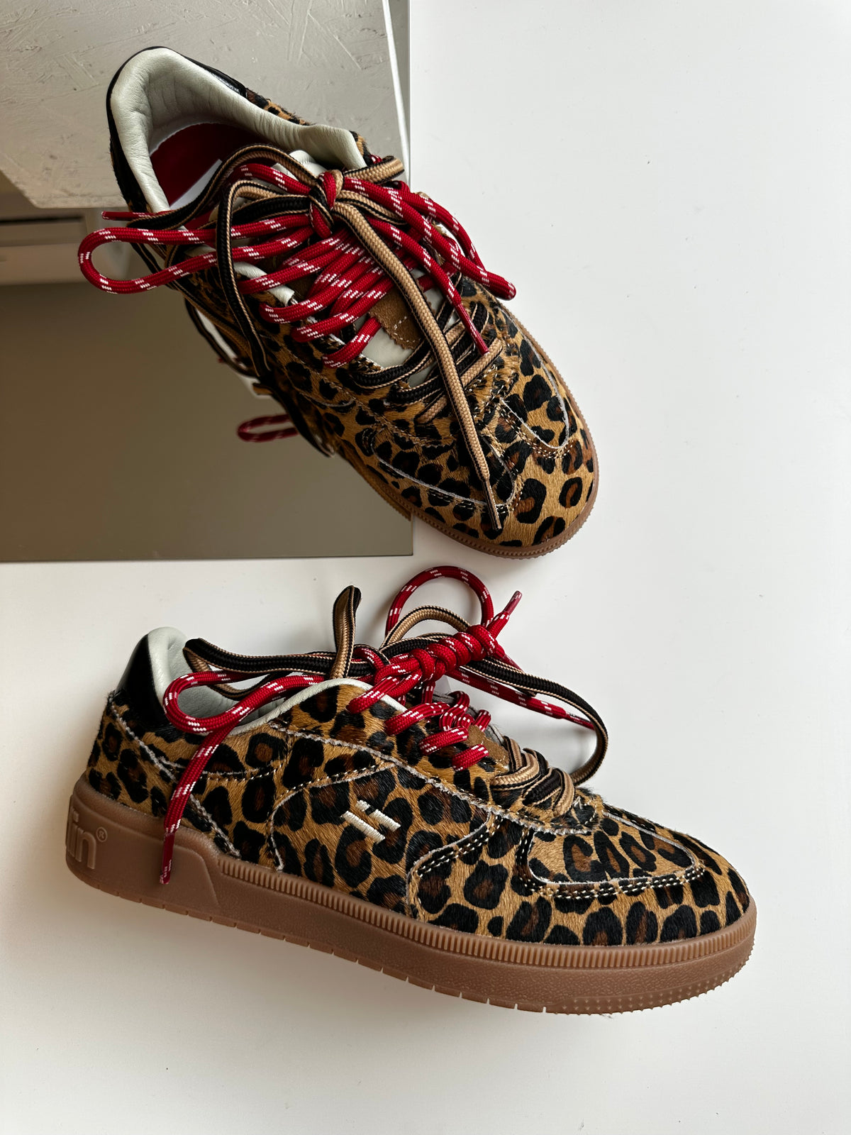 Sneakers rebel Leo D.Franklin