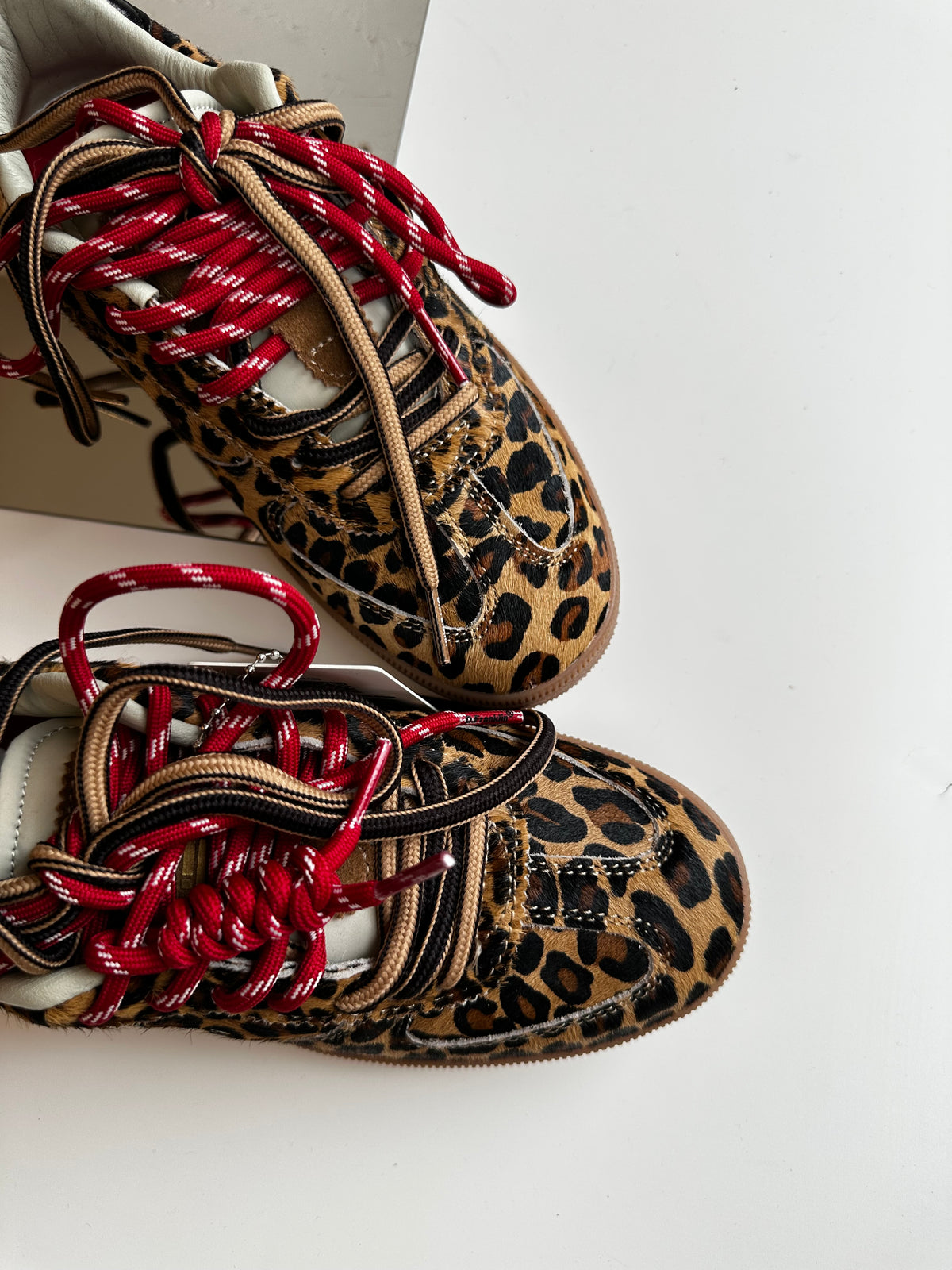 Sneakers rebel Leo D.Franklin