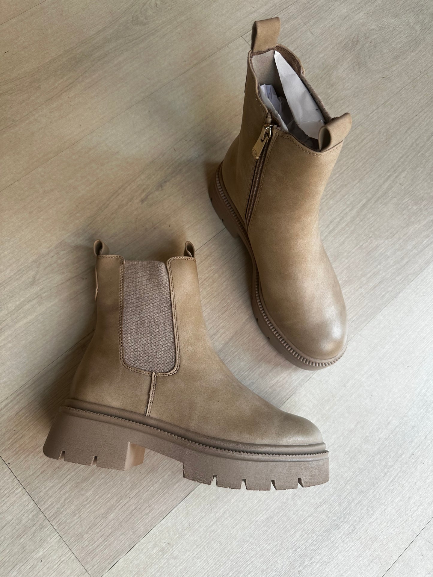 Chelsea boot sand