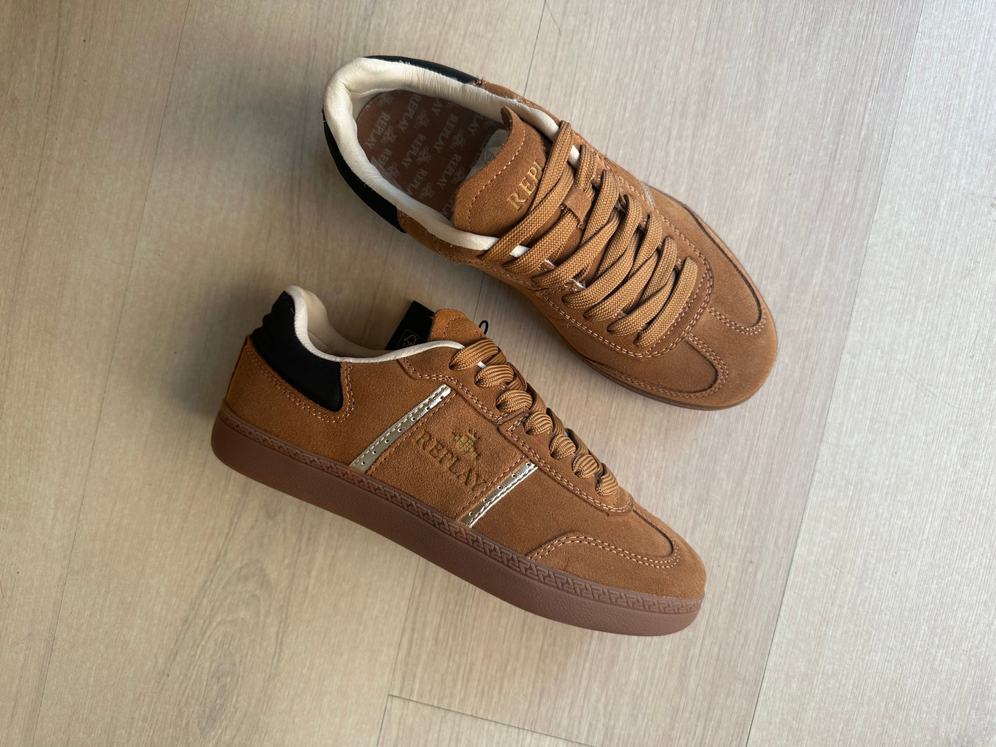 Sneakers replay tan