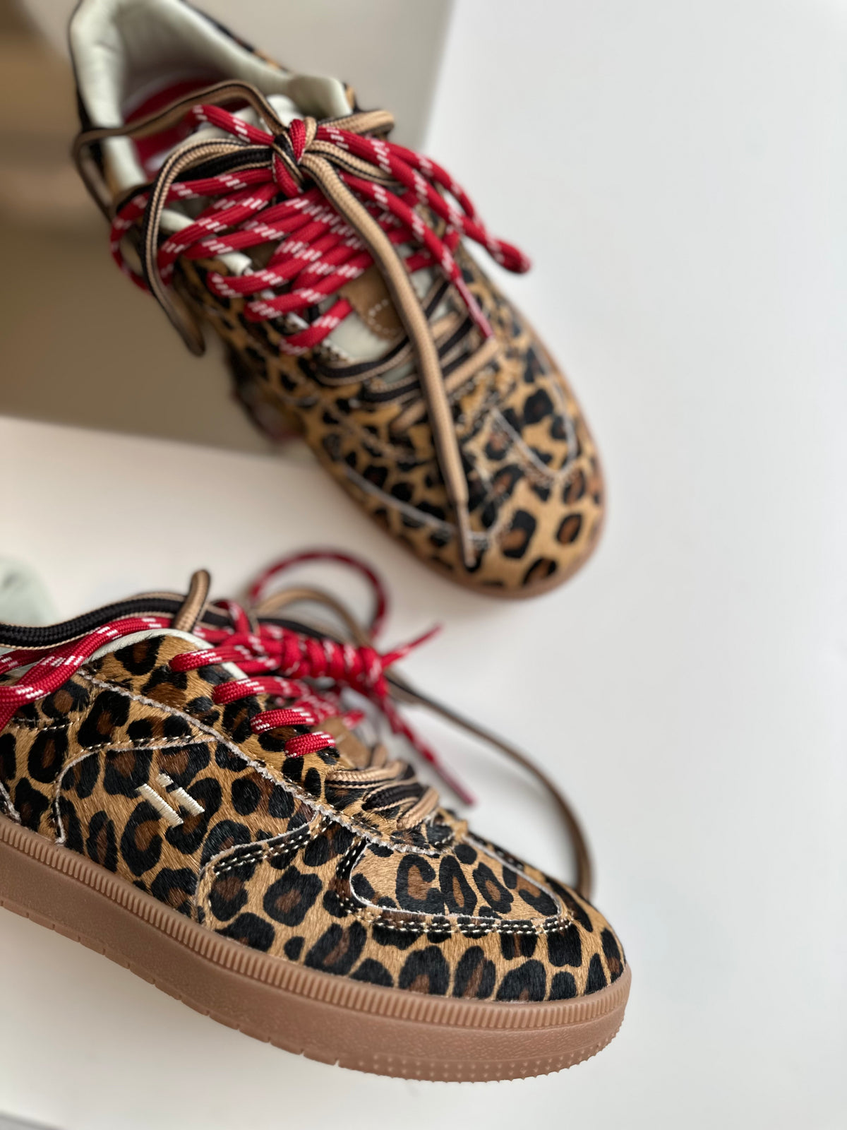 Sneakers rebel Leo D.Franklin