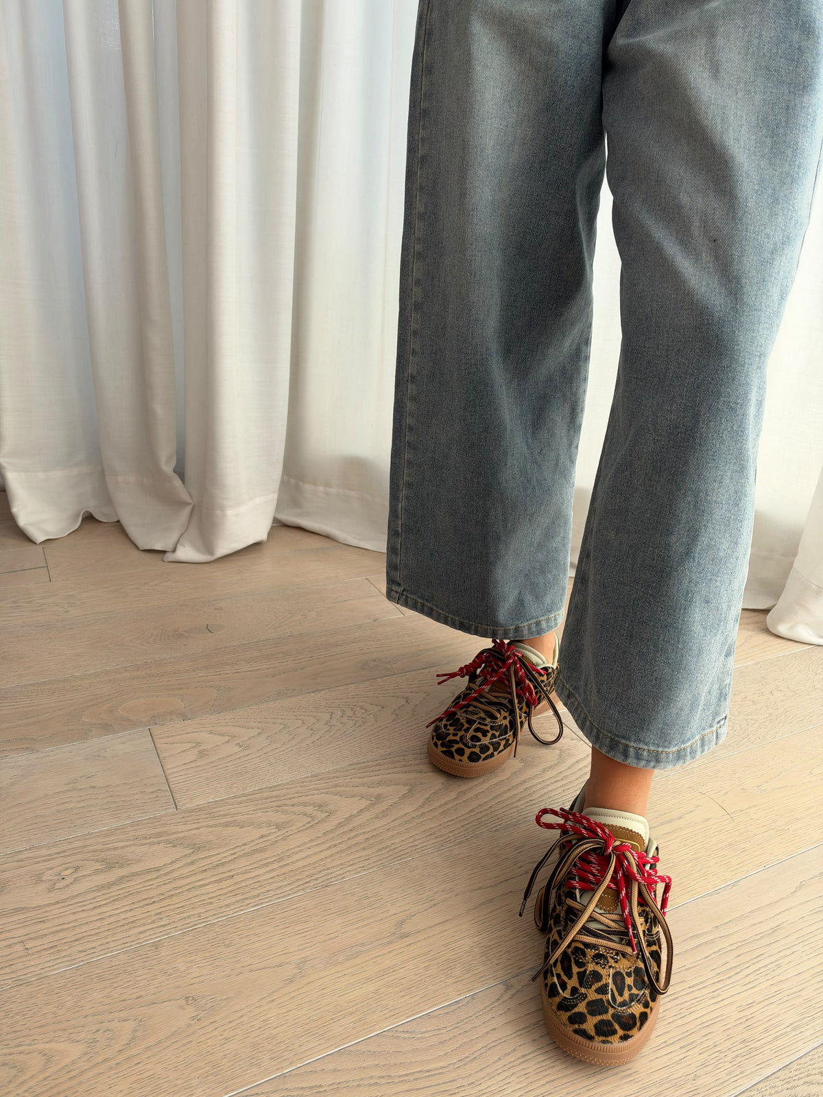 Sneakers rebel Leo D.Franklin